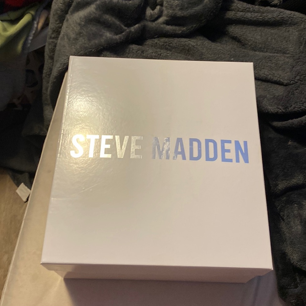 never taken out of the box   scarf and hat.